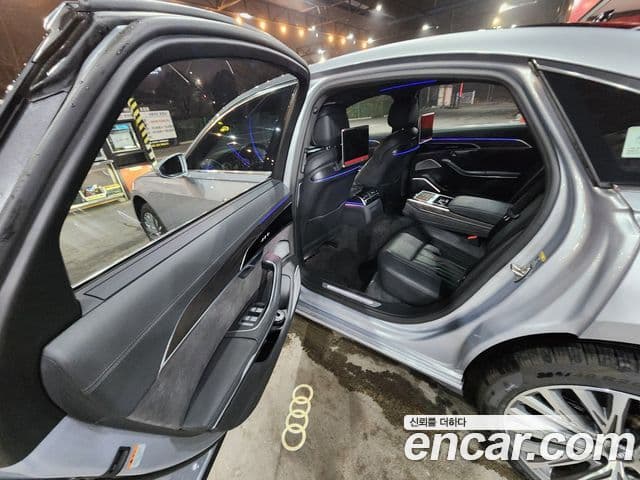 Audi A8 2020 — ფოტო 13/17