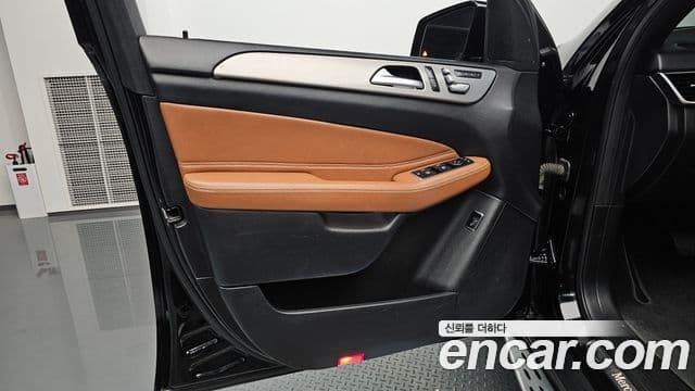 Mercedes-Benz GLE-Class 2018 — Şəkil 25/33