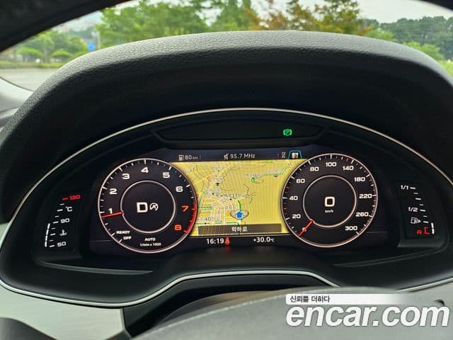 Audi Q7 2019 — ფოტო 19/20
