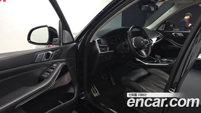 BMW X7 2021 — Photo 17/35