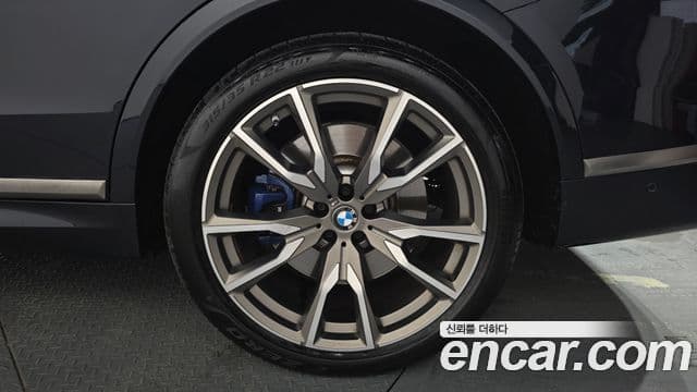 BMW X7 2021 — Photo 32/35