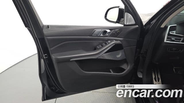 BMW X7 2021 — Photo 25/35