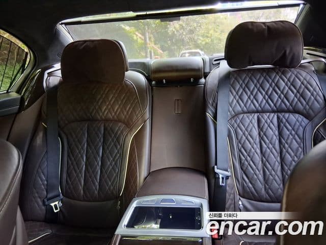 BMW 7 Series 2021 — ფოტო 17/20