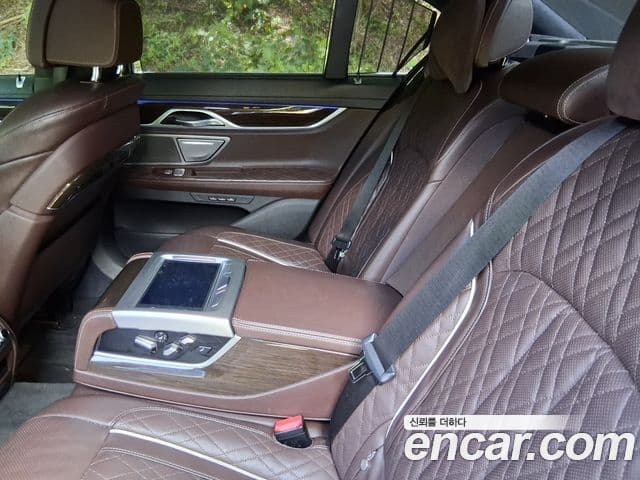 BMW 7 Series 2021 — ფოტო 19/20