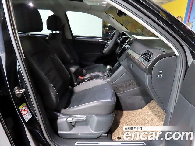 Volkswagen Tiguan Allspace 2023 — Photo 19/20