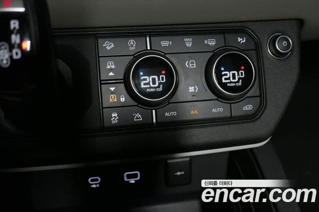 Land Rover Defender 2021 — Photo 7/19
