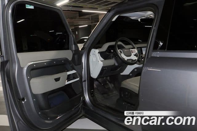 Land Rover Defender 2021 — Photo 17/19