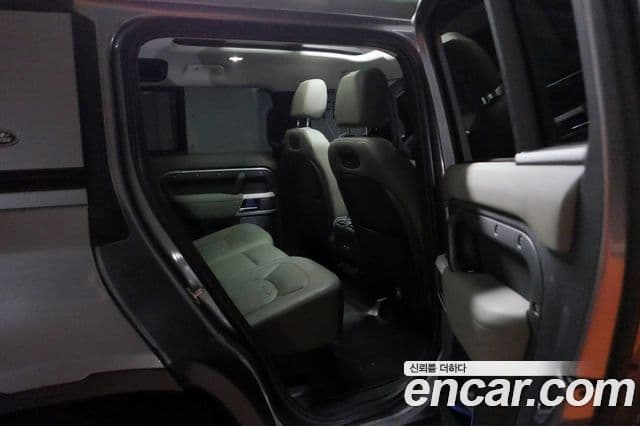 Land Rover Defender 2021 — Photo 13/19
