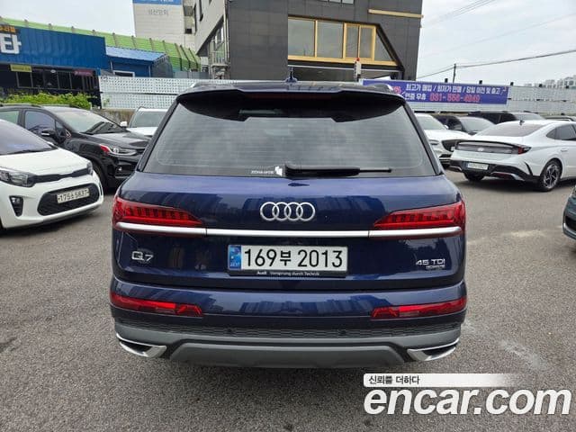 Audi Q7 2023 — ფოტო 4/18