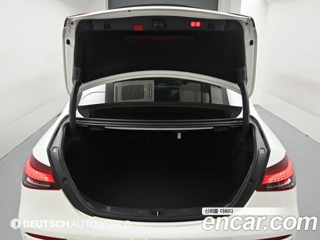 Mercedes-Benz E-Class 2021 — ფოტო 18/20