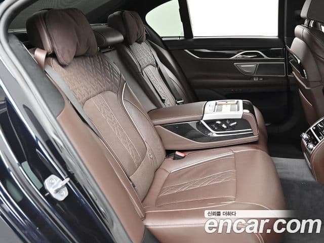 BMW 7 Series 2018 — фото 12 из 20