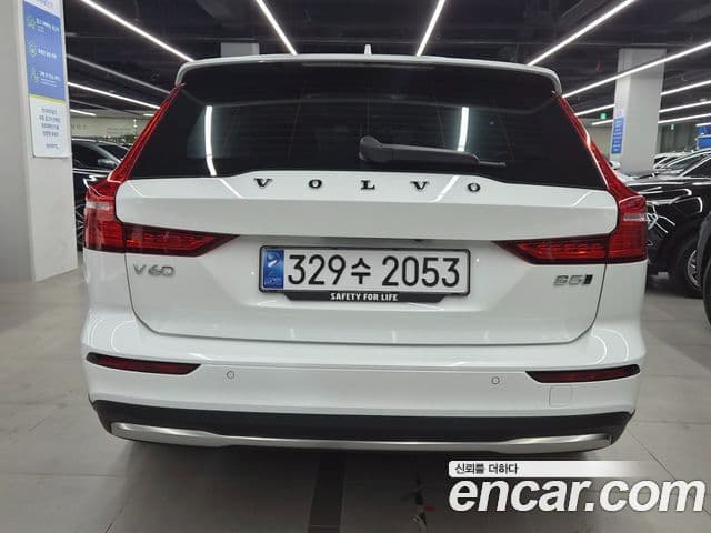Volvo V60 Cross Country 2023 — ფოტო 1/20