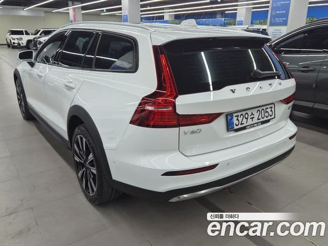 Volvo V60 Cross Country 2023 — ფოტო 3/20