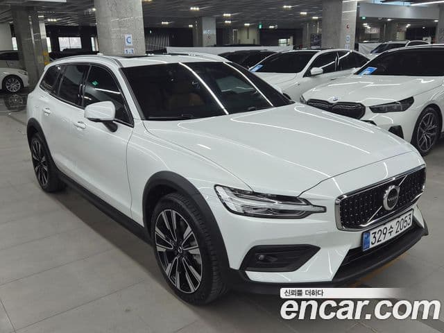 Volvo V60 Cross Country 2023 — ფოტო 4/20