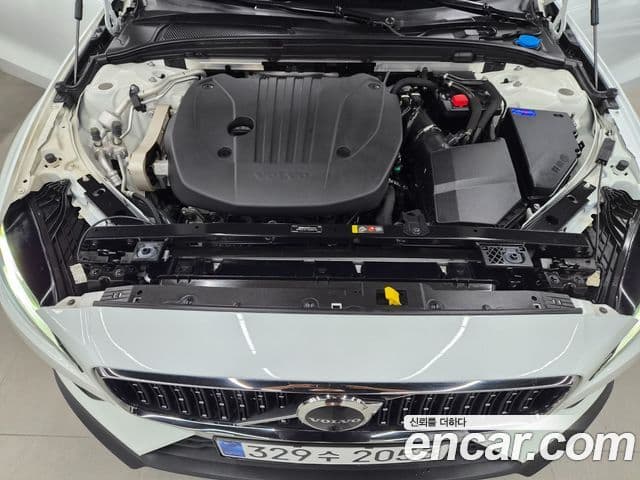 Volvo V60 Cross Country 2023 — ფოტო 19/20