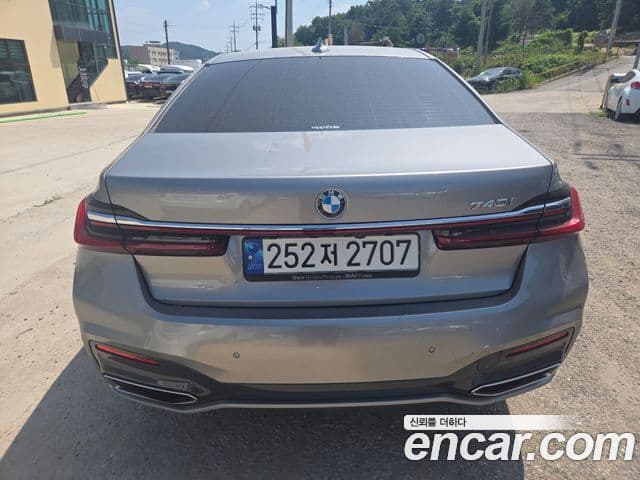 BMW 7 Series 2022 — ფოტო 8/20