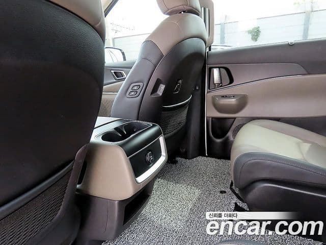 Kia Carnival 2023 — Фото 16/20