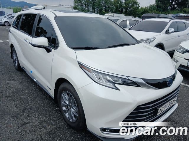 Toyota Sienna 2021 — ფოტო 2/12