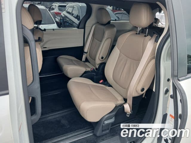 Toyota Sienna 2021 — ფოტო 6/12