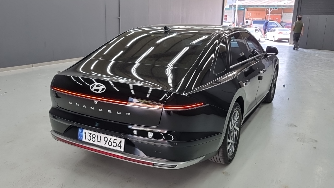 Hyundai Grandeur 2023 — ფოტო 1/18