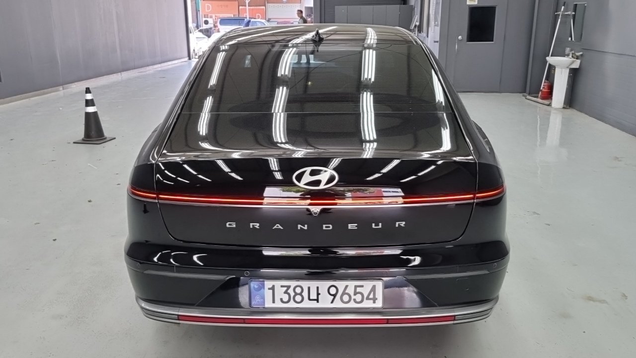Hyundai Grandeur 2023 — ფოტო 3/18