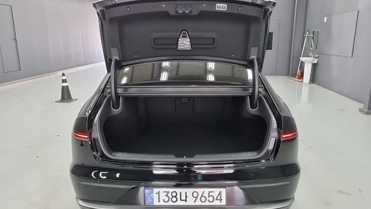 Hyundai Grandeur 2023 — ფოტო 17/18
