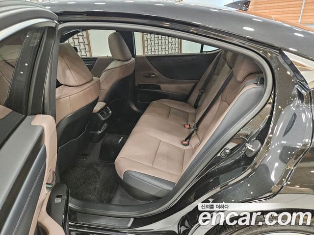 Lexus ES300h 2025 — Şəkil 8/15
