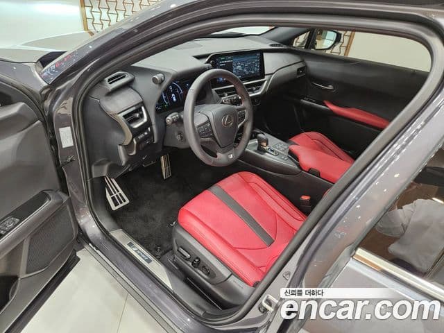 Lexus UX300h 2025 — ფოტო 13/15