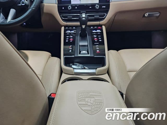 Porsche Macan 2022 — Photo 8/20