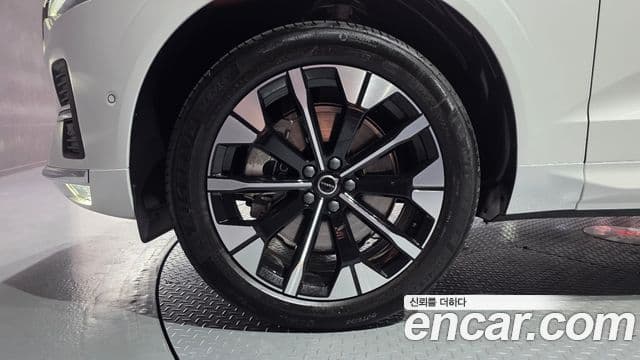 Volvo XC60 2025 — Photo 8/31