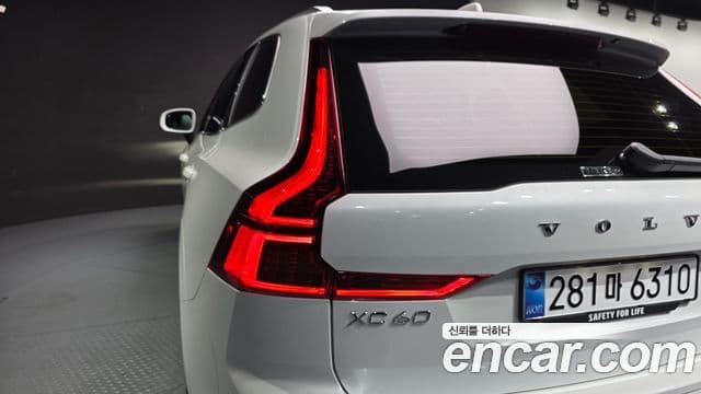 Volvo XC60 2025 — Photo 28/31