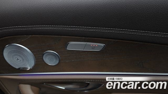 Mercedes-Benz E-Class 2018 — ფოტო 18/20