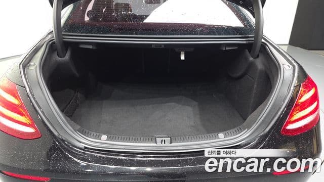 Mercedes-Benz E-Class 2018 — фото 20 из 20