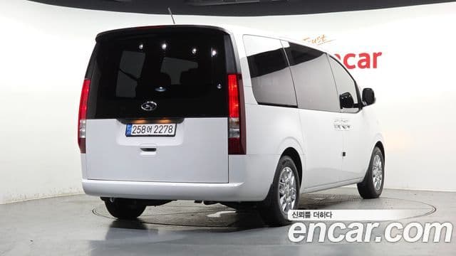 Hyundai Staria 2023 — ფოტო 2/20