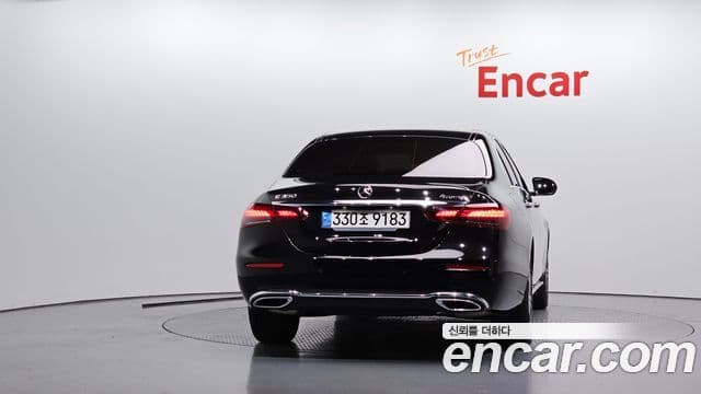 Mercedes-Benz E-Class 2022 — ფოტო 27/34