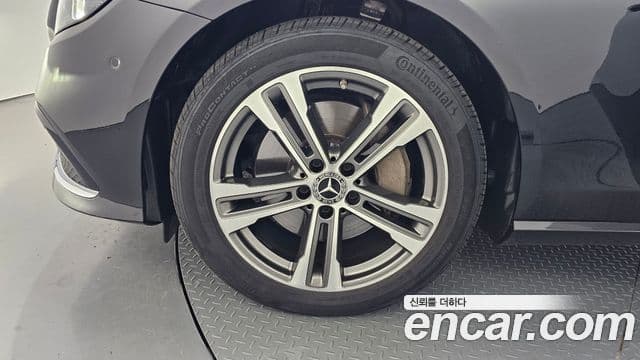 Mercedes-Benz E-Class 2022 — ფოტო 19/34