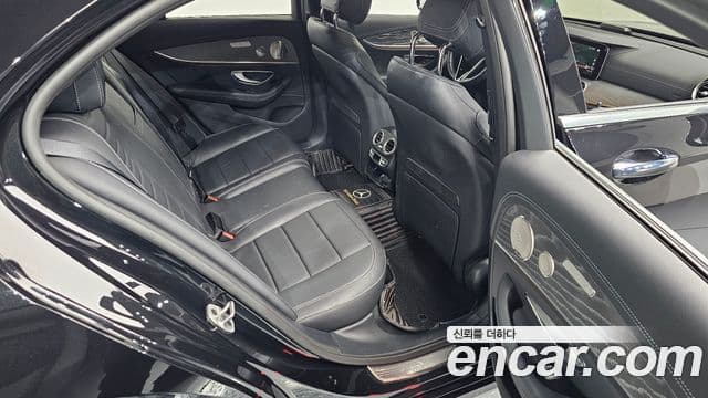 Mercedes-Benz E-Class 2022 — ფოტო 11/34