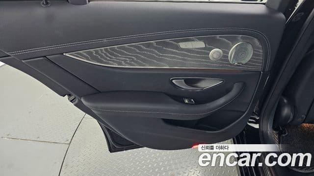 Mercedes-Benz E-Class 2022 — ფოტო 8/34