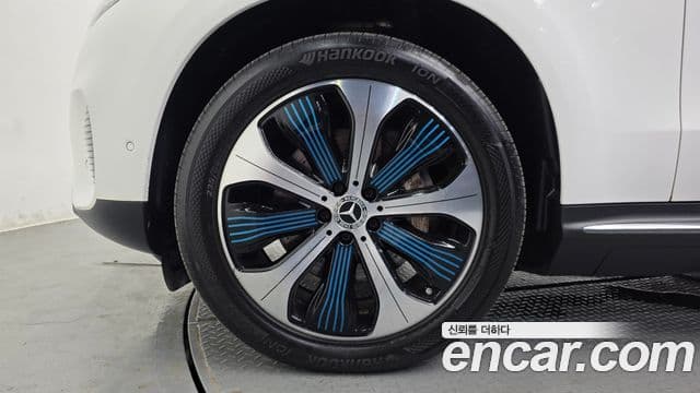 Mercedes-Benz EQC 2020 — ფოტო 16/20