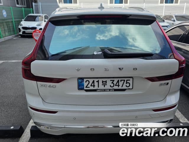 Volvo XC60 2025 — Photo 6/10