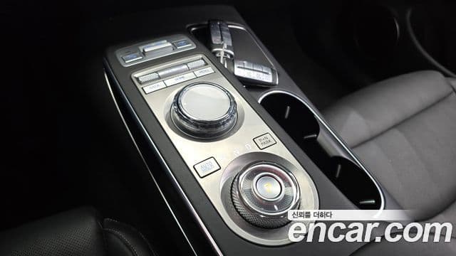Genesis GV70 2021 — ფოტო 13/20