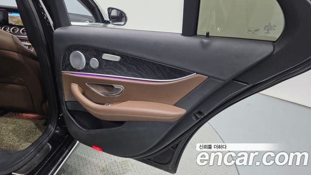 Mercedes-Benz E-Class 2019 — ფოტო 21/32