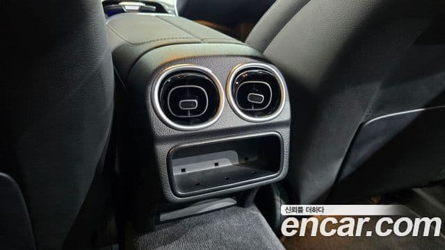 Mercedes-Benz C-Class 2022 — ფოტო 31/33