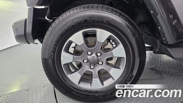 Jeep Wrangler 2021 — ფოტო 8/29