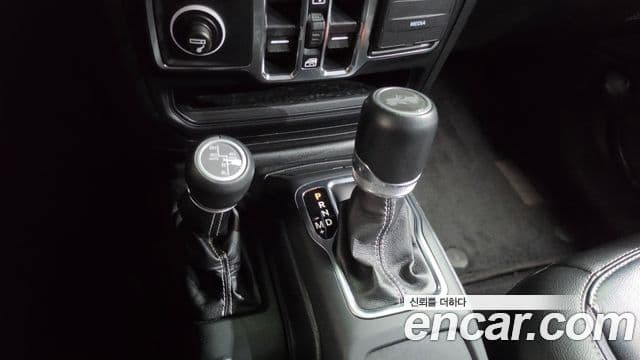 Jeep Wrangler 2021 — ფოტო 25/29