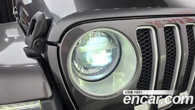 Jeep Wrangler 2021 — ფოტო 17/29