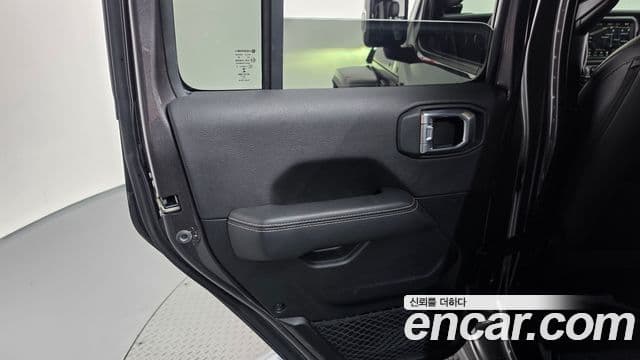 Jeep Wrangler 2021 — ფოტო 19/29