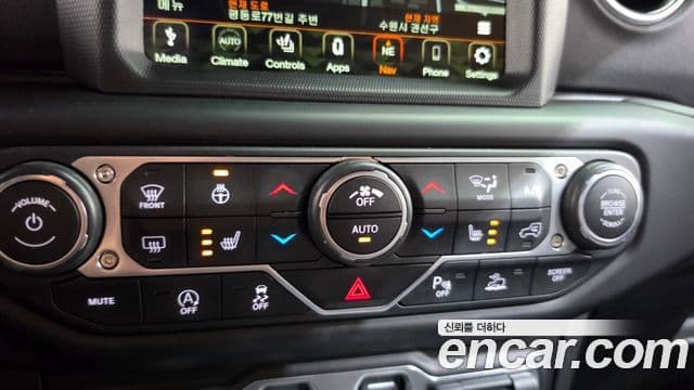 Jeep Wrangler 2021 — ფოტო 15/29