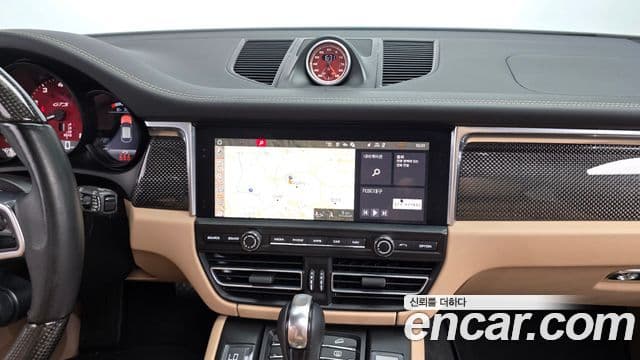 Porsche Macan 2021 — Photo 29/32