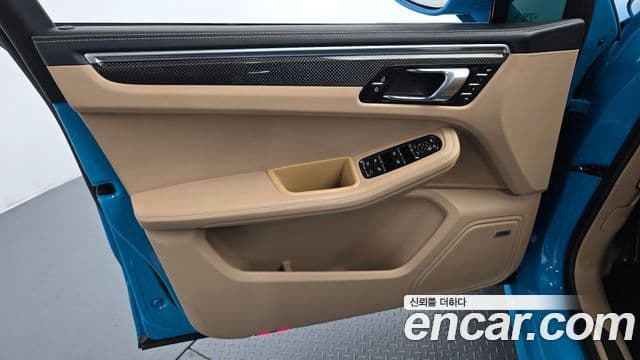 Porsche Macan 2021 — Photo 15/32